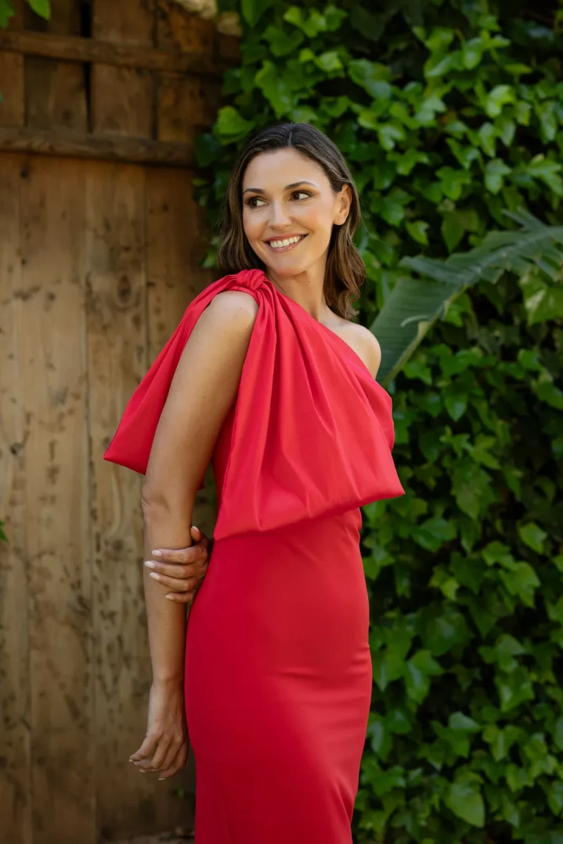 Vestido largo rojo con un maxi lazo en el hombro. Escote y espalda asimรฉtricos.