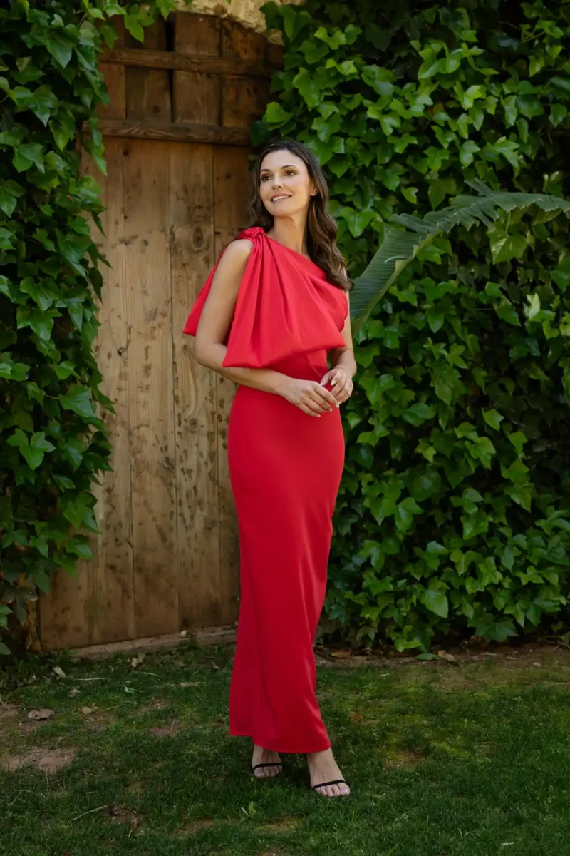 Vestido largo rojo con un maxi lazo en el hombro. Escote y espalda asimรฉtricos.