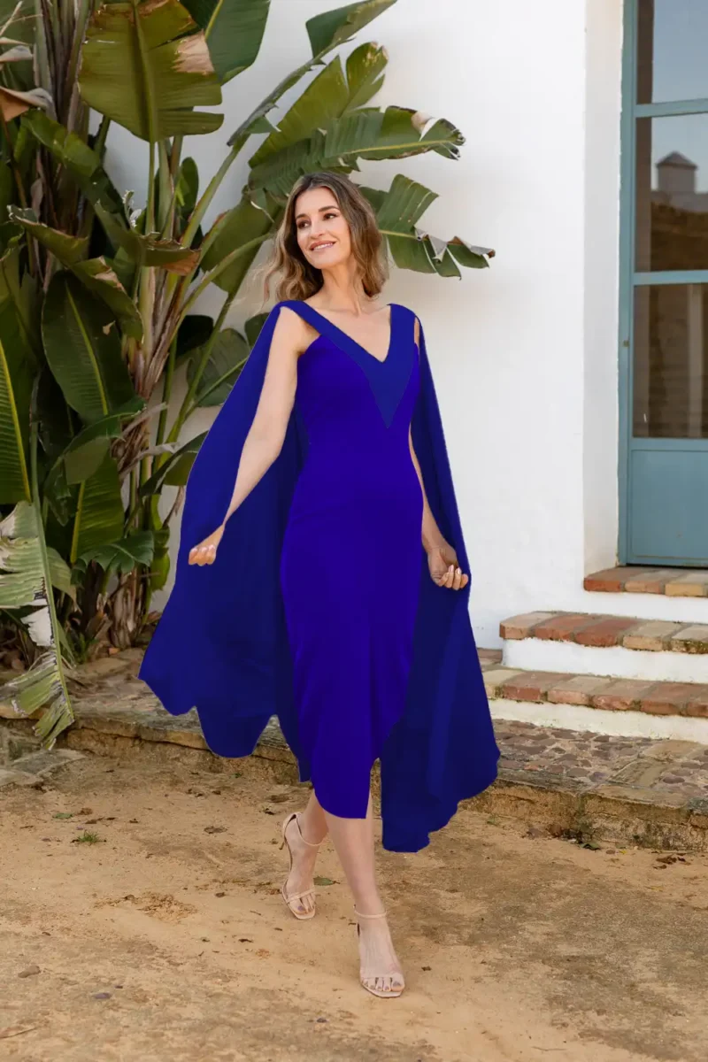 Vestido midi color tinta con capa de gasa y abertura en las piernas.